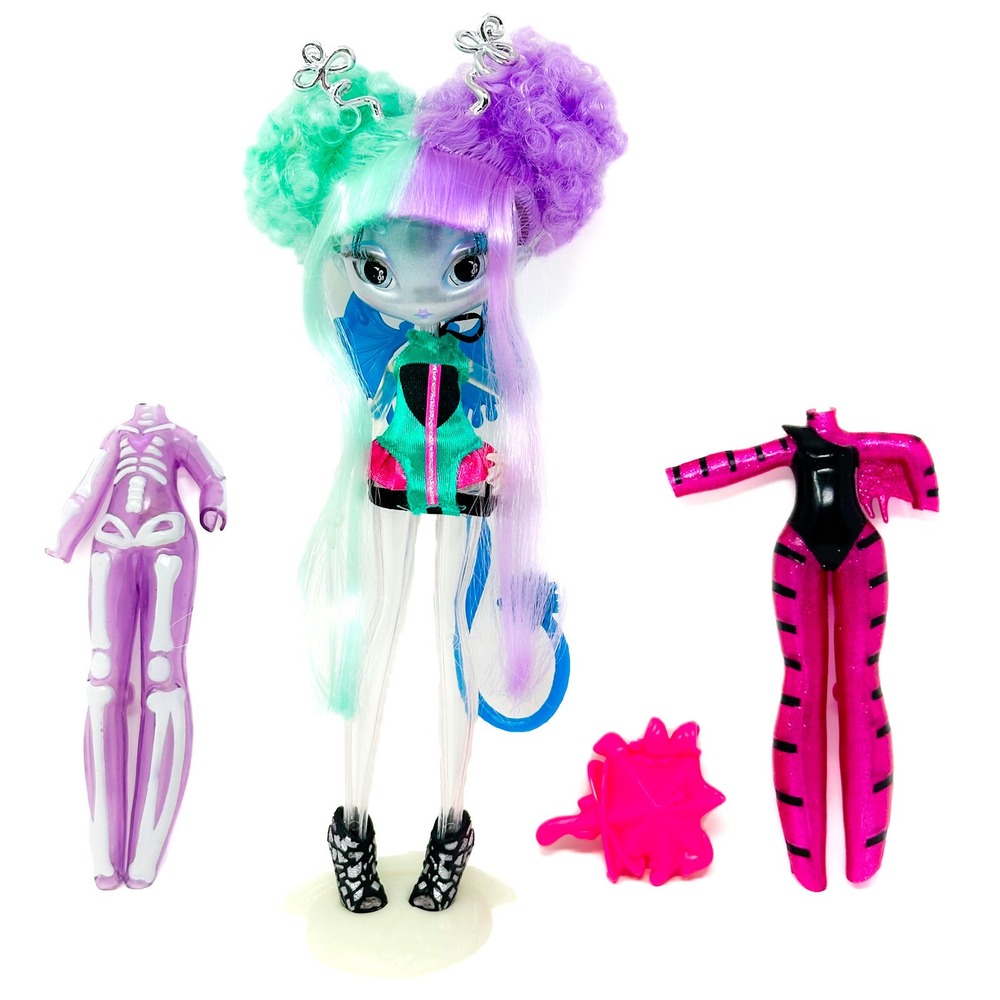 Novi Stars Stellar Skinz Gail Lexi Alien Doll Zombie Skeleton Suits Complete Set